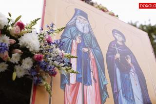 (Video) Aceiași oameni, doar florile diferă – jertfă de bucurie și culoare la baldachinul Sfintei Parascheva