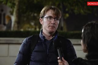 (Video) Un tânăr romano-catolic, închinător la moaștele Sfintei Cuvioase Parascheva