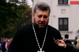 (Video) Preotul din suburbia Odessei care a ajutat 16.000 de refugiați ucraineni să ajungă în România