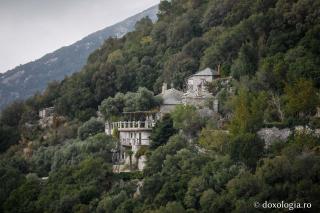 (Foto) Pași de pelerin la Chilia Sfântului Porfirie de la Kavsokalivia