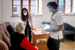 Centrul social al unei parohii din Neamț oferă asistență medicală bătrânilor