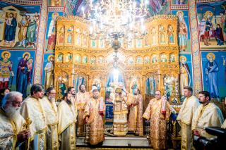 Binecuvântare arhierească la Mănăstirea „Intrarea Maicii Domnului în biserică” Rădăuți, cu prilejul hramului