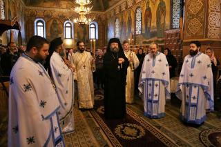 Slujbă arhierească la hramul Mănăstirii Peștera. PS Nichifor Botoșăneanul: „Dumnezeu are un plan de mântuire cu fiecare”