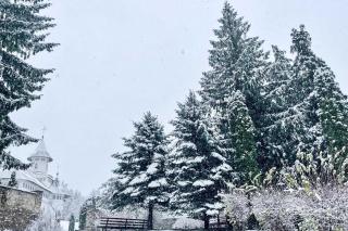 (Foto) Prima zăpadă la Mănăstirea Pângărați
