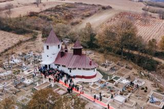 Biserica din Negulești, Protopopiatul Sascut, sfinţită de IPS Ioachim