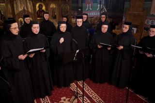 (Video) Corul maicilor de la Mănăstirea Paltin-Petru Vodă – Azi o stea s-a arătat