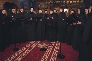 (Video) Corul maicilor de la Mănăstirea Paltin-Petru Vodă – Florile dalbe