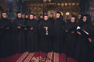 (Video) Corul maicilor de la Mănăstirea Paltin-Petru Vodă – Vino, Iisuse