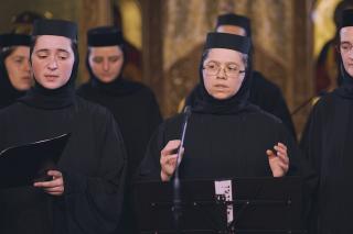 (Video) Corul maicilor de la Mănăstirea Paltin-Petru Vodă – Colind (Trup, tu dormi?)