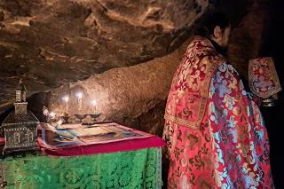 (Foto) Prima Sfântă Liturghie de Nașterea Domnului în peștera Sfintei Teodora de la Sihla
