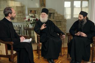 (Video) Interviu de excepție cu Arhim. Efrem Vatopedinul: Naşterea Domnului – praznicul familiei creştine