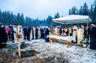Locul mănăstirii închinate cuvioșilor Paisie Olaru și Cleopa Ilie a fost sfințit de cei doi ierarhi ai Arhiepiscopiei Sucevei și Rădăuților