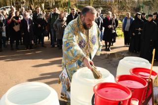 Binecuvântare arhierească în Ajun de Bobotează la Mănăstirea Vasiova