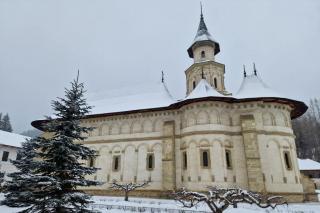 (Foto) Văl de nea peste Putna lui Ștefan