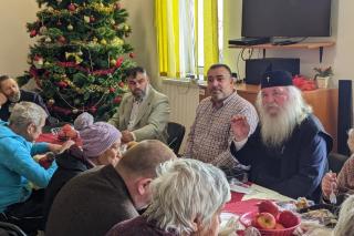 Mitropolitul Ioan și-a serbat onomastica la masă cu oamenii străzii