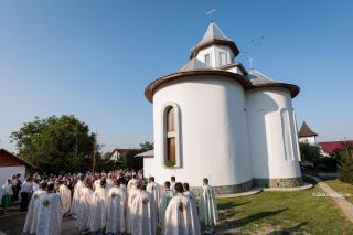 Biserica, locul în care se stabilește legătura dintre om și Dumnezeu