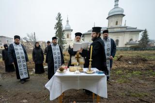 Slujbă de binecuvântare la debutul lucrărilor Așezământului Spitalicesc „Precista” din Roman