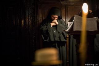 călugăr stând în strană