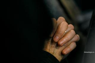mâini împreunate la rugăciune