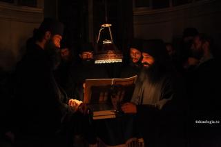 Dacă simt bucurie doar atunci când sunt la sfintele slujbe și la mănăstiri, înseamnă că trebuie să merg la monahism?