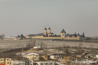 (Foto) Mănăstirea Cetățuia, sub veșmânt de zăpadă