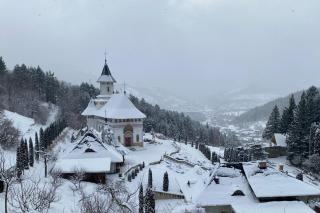 (Foto) Iarna peste Mănăstirea Pângărați
