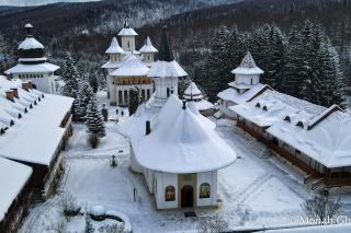 (Foto) Iarna peste Mănăstirea Sihastria