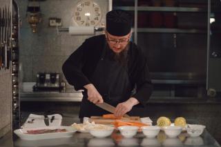 (Video) 17 ani, bucătar în restaurantele lumii – părintele Silvan prepară peștele pentru credincioșii care vin la Sihăstria