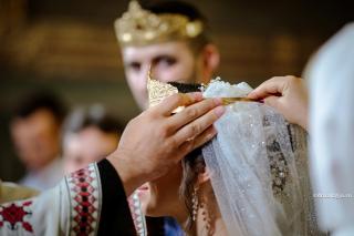 punerea cununiei pe capul miresei