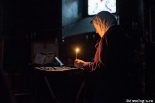 femeie cu lumânare aprinsă în mână