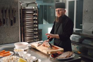 Din restaurante cu stele Michelin, în Munții Neamțului: povestea și tainele părintelui Silvan, bucătarul Mănăstirii Sihăstria