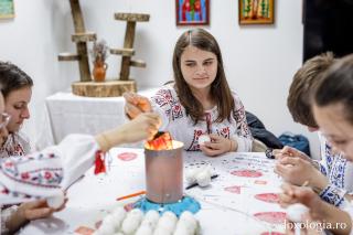 (Fotoreportaj) Se întâmplă în era TikTok: într-un sat din Iași, copiii renunță la telefoane ca să încondeieze ouă