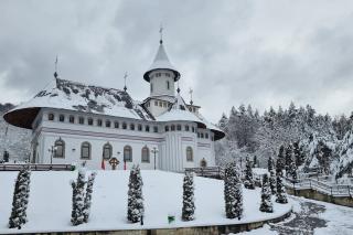 (Foto) Peisaj de iarnă în luna aprilie la Mănăstirea Pângărați