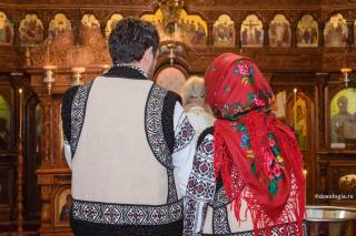 soți în costum popular