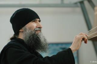 Lavrentie, monahul care cântă fără partituri la „pianul” din clopotnița Mănăstirii Sihla