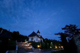 (Foto) Zile liniștite de mai la Mănăstirea Pângărați