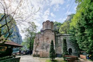 (Foto) Pași de pelerin la Mănăstirea „Sfântul Andrei” din canionul Matka ‒ Macedonia de Nord