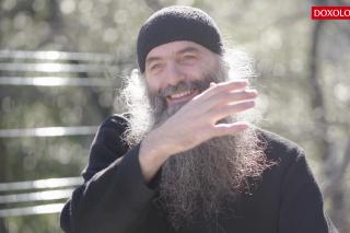 (Video) Pr. Pimen Vlad: „Părintele Cleopa ne povestea lucruri dintr-o altă lume, parcă. Totul era ca o minune”
