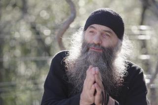(Video) Care sunt cele trei mari bogății ale omului? Răspunsul pr. Pimen Vlad