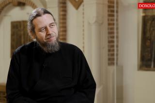 (Video) De la pasiunea pentru hard rock la Liturghia din catacombele Parisului – interviu cu părintele Răzvan Ionescu