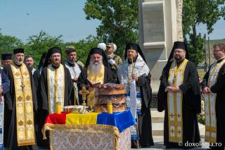 (Video) La Hlipiceni a fost sfințit un monument dedicat eroilor neamului