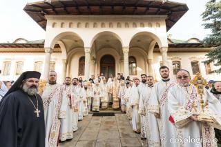 (Foto) Zi de mare sărbătoare în cetatea Sucevei: Liturghie arhierească la hramul Sfântului Ioan cel Nou