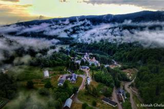 (Foto) Zile liniștite de iunie la Mănăstirea Sihăstria