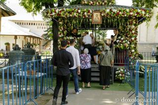 (Foto) Pelerini uniți în rugăciune, acasă la Sfântul Ioan cel Nou #HramSuceava2023