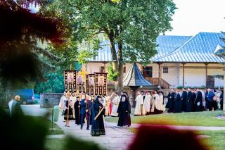 Racla cu cinstitele moaște ale Sfântului Mare Mucenic Ioan cel Nou de la Suceava a fost așezată spre închinare