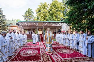 IPS Calinic la Sfânta Liturghie la Mănăstirea Sfântul Ioan cel Nou de la Suceava