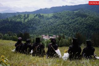 (Video) La Paltin, maicile adună plante medicinale și le trasformă în leacuri pentru lume