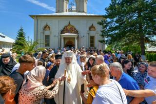 Parintele Patriarh Daniel binecuvântând mulțimea de credincioși