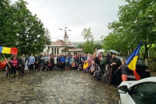 Peste 100 de persoane au participat la pelerinajul pedestru „La pas pe colinele sfinte ale Iașului”