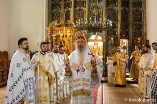 Preoții din cadrul programului formare participând la Sfânta Liturghie săvârșită de IPS Teofan